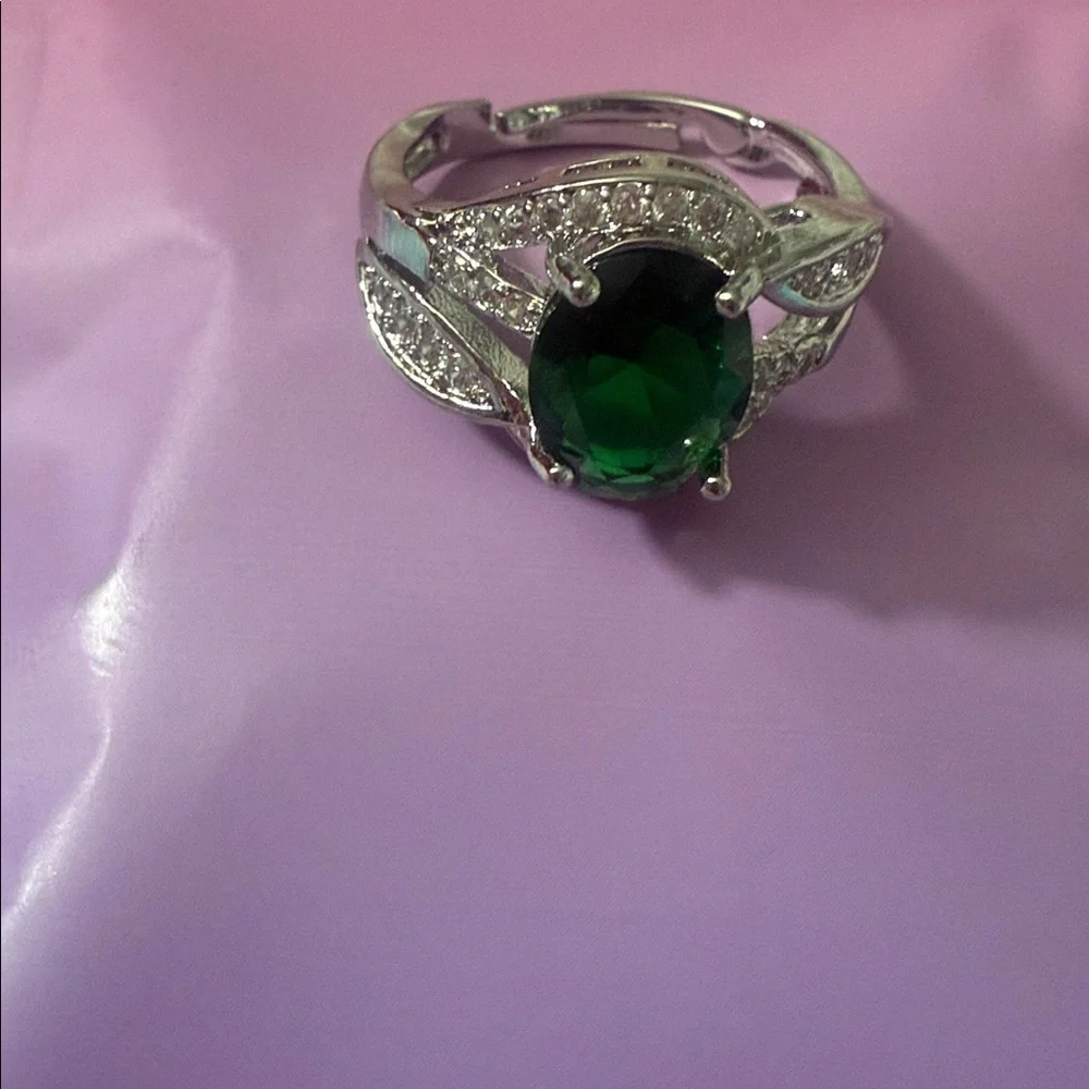 Elegant Silver and Green Gemstone Ring